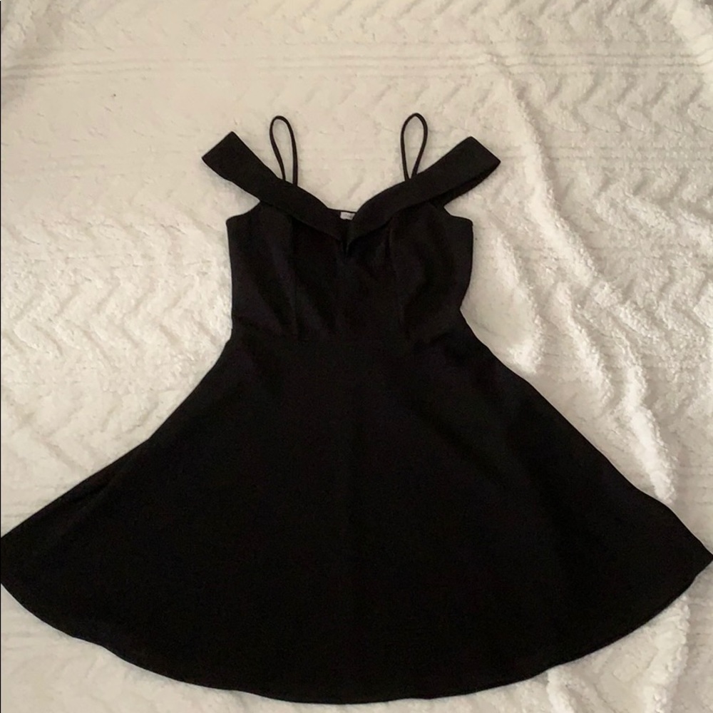 3 for $50 🌵Off the shoulder black dress (CR)